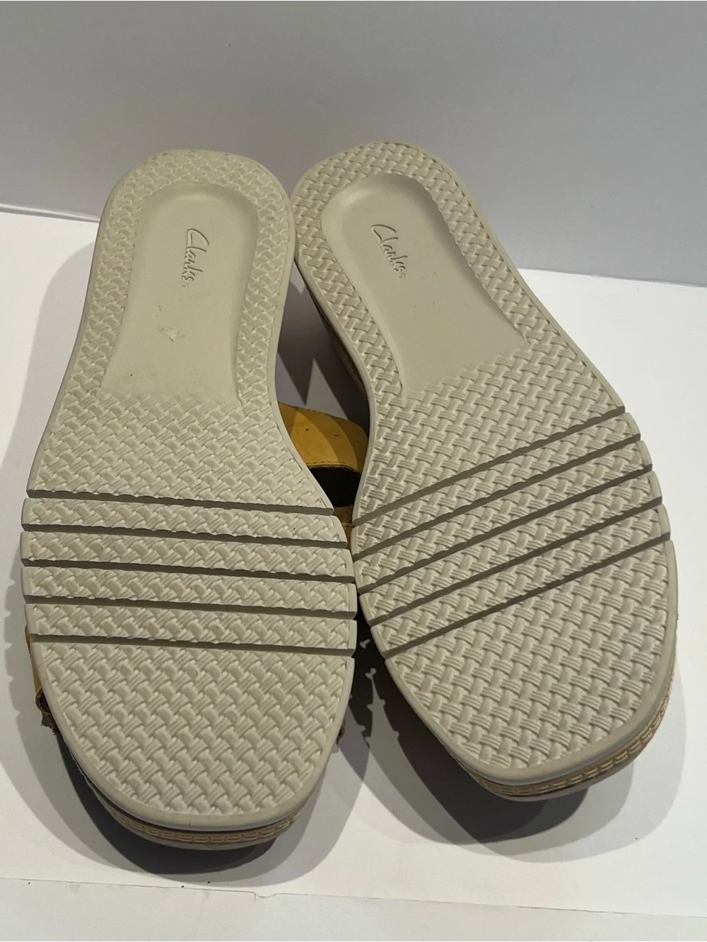 Clarks Kidiki Cove Yellow Nubuck Sz 9